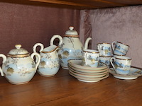 2 porseleinen koffieserviezen, 5 sierstukken - afbeelding 2 van  14