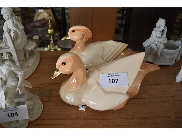 2 porseleinen siereendjes - afbeelding 1 van  7