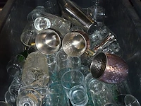 2 pvc bestekbakken met bestek, partij wijn- , bier- en frisdrankglazen, partij porseleinen borden en kommen (zonder bakken), pvc bestekbak met bestek (11,14,17,18) - afbeelding 1 van  8