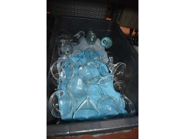 2 pvc bestekbakken met bestek, partij wijn- , bier- en frisdrankglazen, partij porseleinen borden en kommen (zonder bakken), pvc bestekbak met bestek (11,14,17,18) - afbeelding 6 van  8