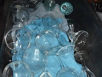 2 pvc bestekbakken met bestek, partij wijn- , bier- en frisdrankglazen, partij porseleinen borden en kommen (zonder bakken), pvc bestekbak met bestek (11,14,17,18) - afbeelding 6 van  8