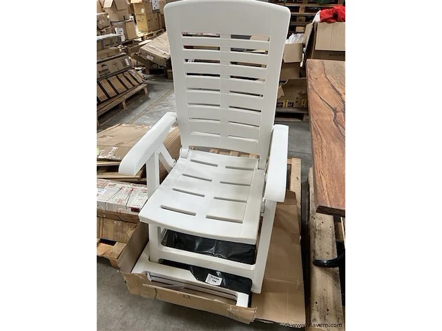 2 pvc tuinstoelen, kleur wit - afbeelding 1 van  1