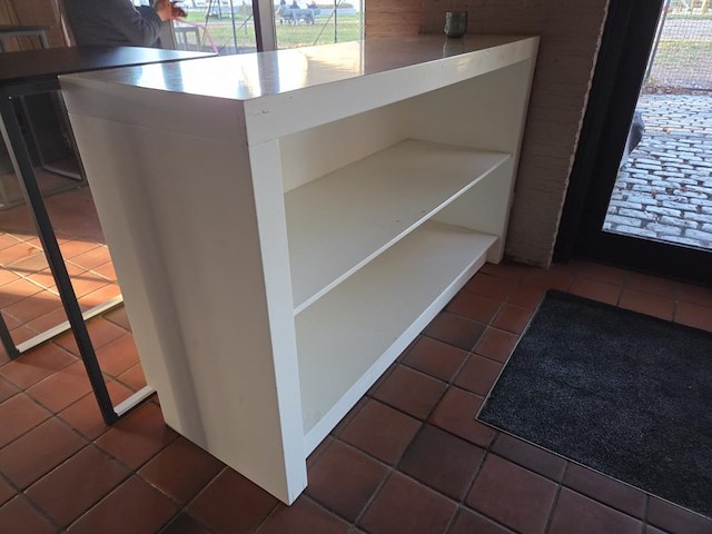 2 rechthoekige + 3 vierkante houten hoge tafels - afbeelding 1 van  7