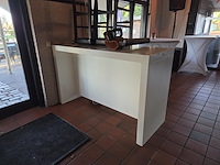 2 rechthoekige + 3 vierkante houten hoge tafels - afbeelding 2 van  7