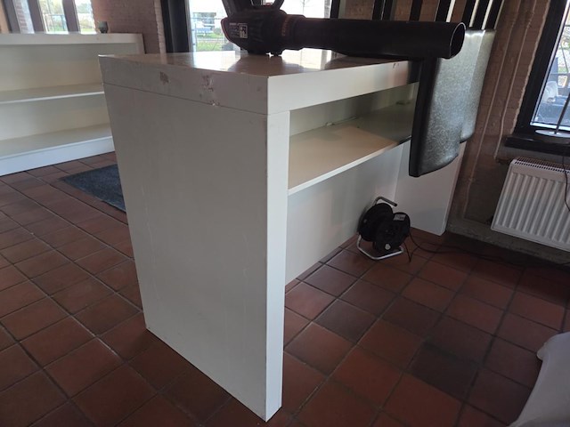 2 rechthoekige + 3 vierkante houten hoge tafels - afbeelding 3 van  7