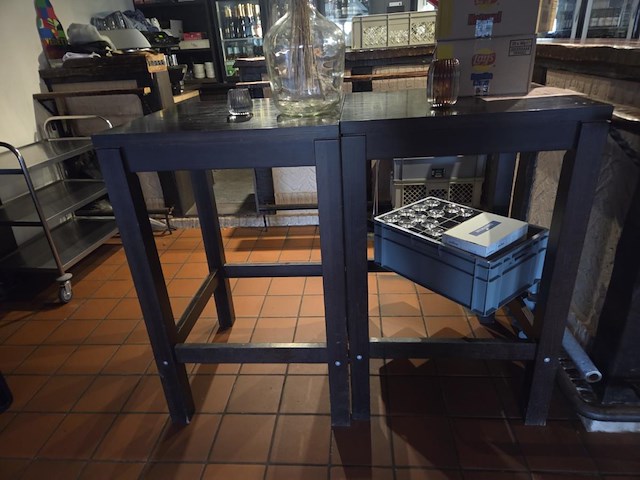 2 rechthoekige + 3 vierkante houten hoge tafels - afbeelding 4 van  7