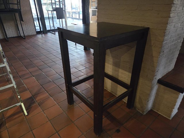 2 rechthoekige + 3 vierkante houten hoge tafels - afbeelding 6 van  7