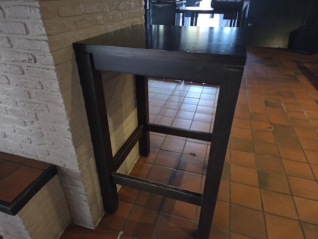 2 rechthoekige + 3 vierkante houten hoge tafels - afbeelding 7 van  7