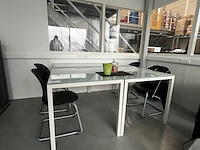2 rechthoekige tafels met glazen blad