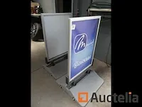 2 reclamepanelen op kunststof standaard - afbeelding 1 van  6
