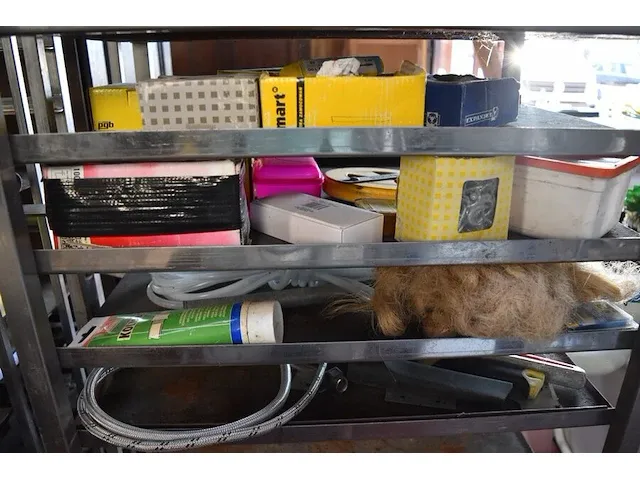 2 rekjes met kleine partij schroeven en klein materiaal (29) - afbeelding 2 van  14