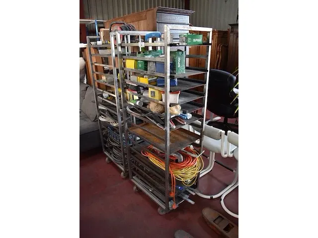 2 rekjes met kleine partij schroeven en klein materiaal (29) - afbeelding 1 van  14