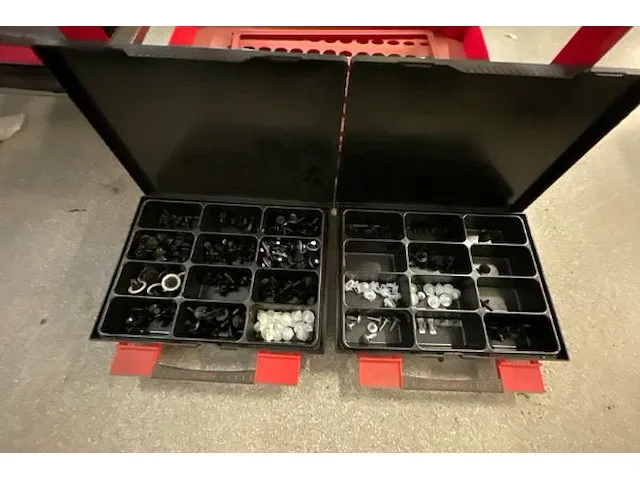 2 rekken met garagetoebehoren - afbeelding 2 van  2