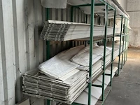 2 rekken met inhoud - afbeelding 2 van  6