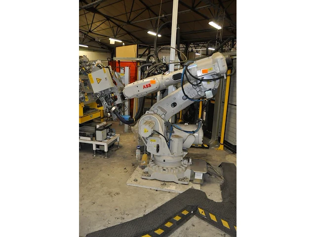 2 * robot abb incl. keyence device - afbeelding 1 van  6