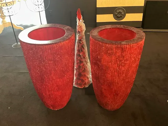 2 rode vazen en boompje - afbeelding 1 van  2