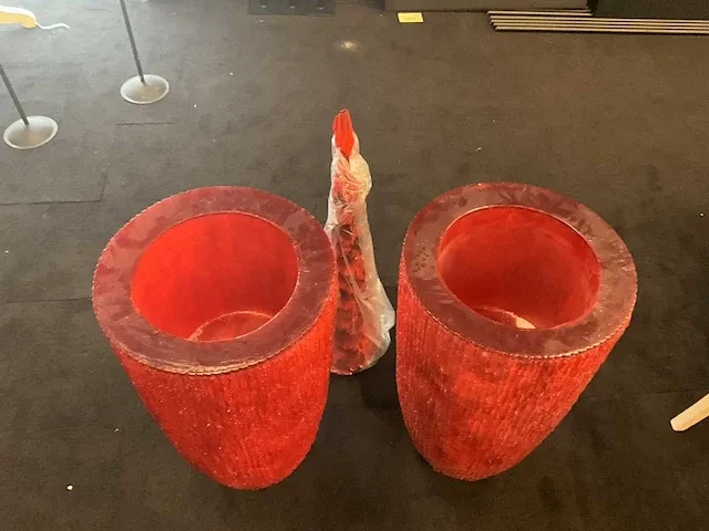 2 rode vazen en boompje - afbeelding 2 van  2