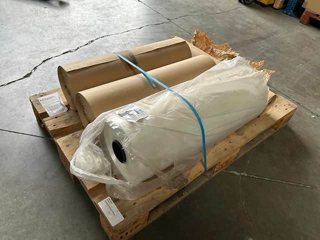 2 rollen papier + 1 rol plastiek - afbeelding 1 van  4