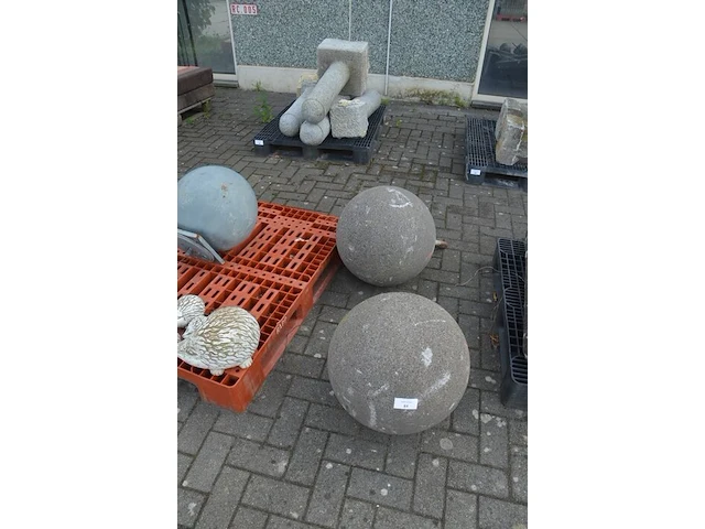 2 ronde stenen bollen - afbeelding 1 van  4
