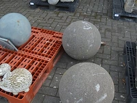 2 ronde stenen bollen - afbeelding 1 van  4