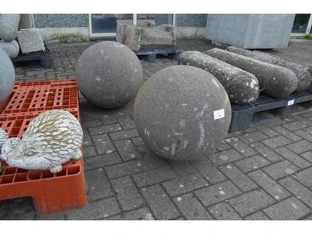 2 ronde stenen bollen - afbeelding 2 van  4