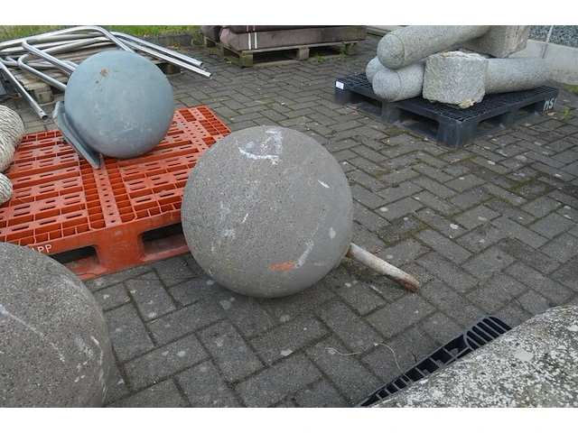 2 ronde stenen bollen - afbeelding 3 van  4