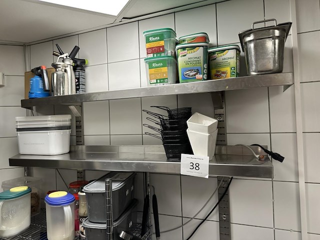 2 rvs schappen + inhoud - afbeelding 1 van  1