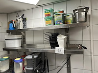 2 rvs schappen + inhoud - afbeelding 1 van  1