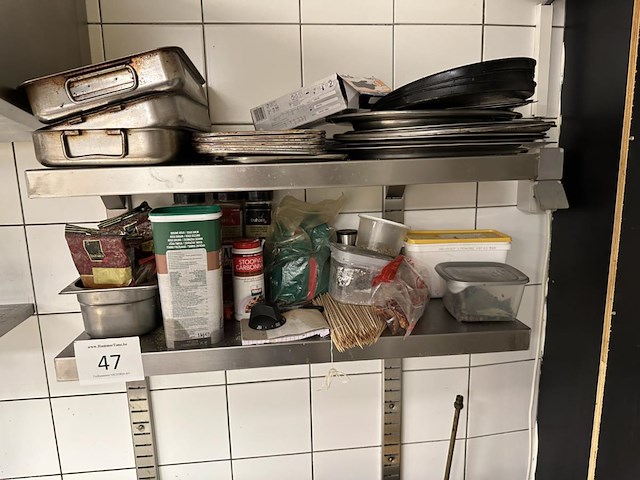 2 rvs schappen + inhoud - afbeelding 1 van  1