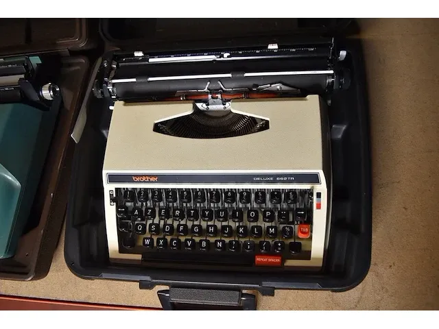 2 schrijfmachines is koffer borther , smith-corona - afbeelding 7 van  8