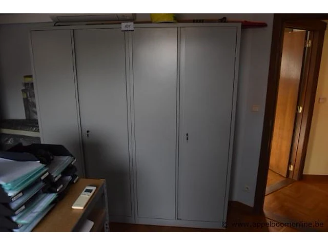 2 stalen dossierkasten (staande op eerste verdieping) - afbeelding 1 van  1