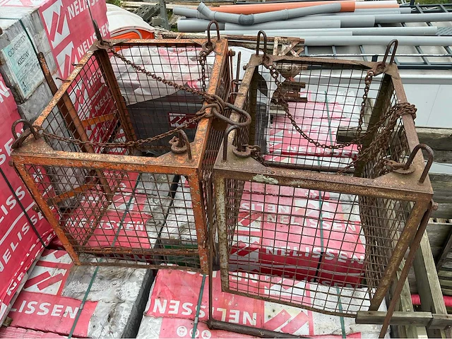 2 steenkorven plus palletjes overige aannemersmateriaal - afbeelding 1 van  4
