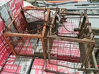 2 steenkorven plus palletjes overige aannemersmateriaal - afbeelding 1 van  4