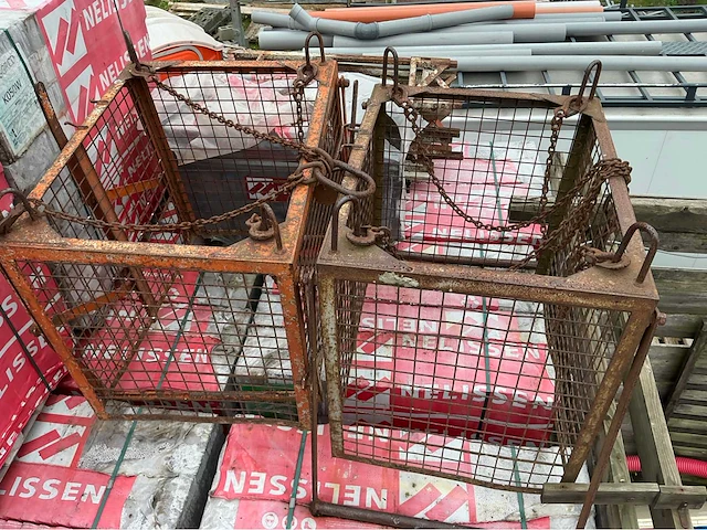 2 steenkorven plus palletjes overige aannemersmateriaal - afbeelding 2 van  4