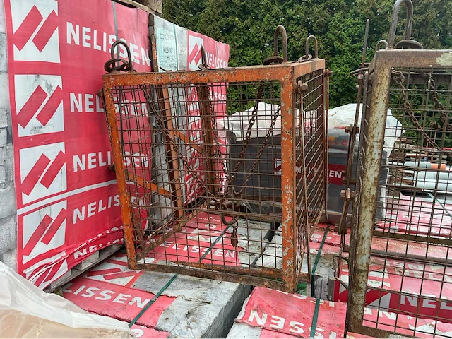 2 steenkorven plus palletjes overige aannemersmateriaal - afbeelding 3 van  4