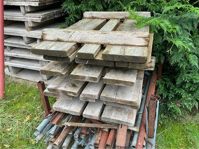 2 steenkorven plus palletjes overige aannemersmateriaal - afbeelding 4 van  4