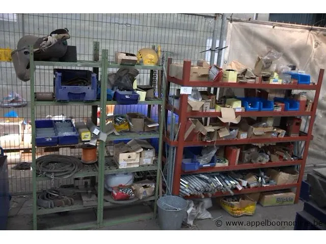 2 stellingkjes inhoudende montagematerialen plus stalen kooi - afbeelding 1 van  2