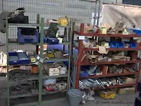 2 stellingkjes inhoudende montagematerialen plus stalen kooi - afbeelding 1 van  2