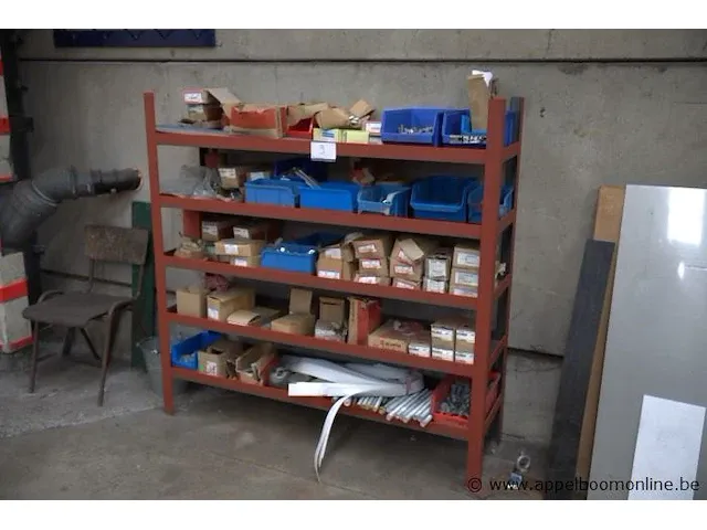 2 stellingkjes inhoudende montagematerialen - afbeelding 1 van  2