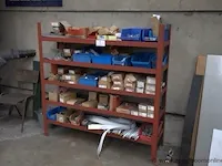 2 stellingkjes inhoudende montagematerialen - afbeelding 1 van  2