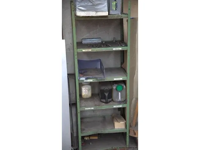 2 stellingkjes inhoudende montagematerialen - afbeelding 2 van  2