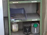 2 stellingkjes inhoudende montagematerialen - afbeelding 2 van  2