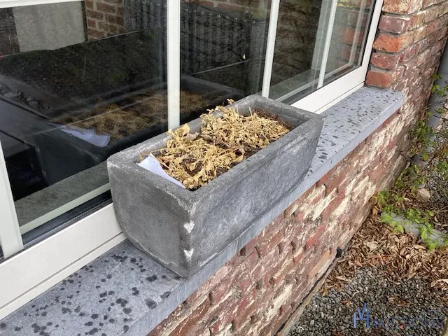 2 stenen bloembakken - afbeelding 1 van  2