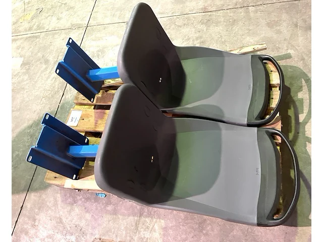 2 stoelen bus - afbeelding 1 van  2