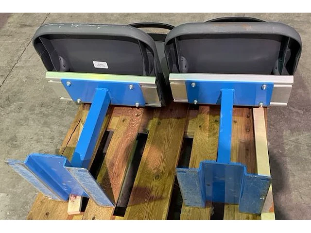 2 stoelen bus - afbeelding 2 van  2