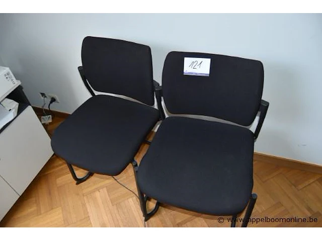 2 stoelen in stof bekleed (staande op eerste verdieping) - afbeelding 1 van  1