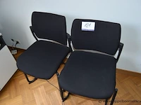 2 stoelen in stof bekleed (staande op eerste verdieping) - afbeelding 1 van  1