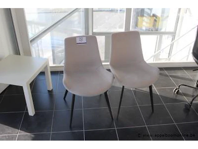 2 stoelen in stof bekleed - afbeelding 1 van  1