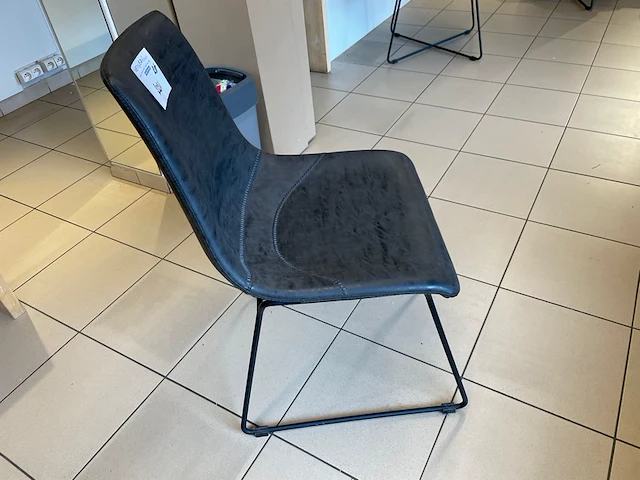 2 stoelen - afbeelding 1 van  3