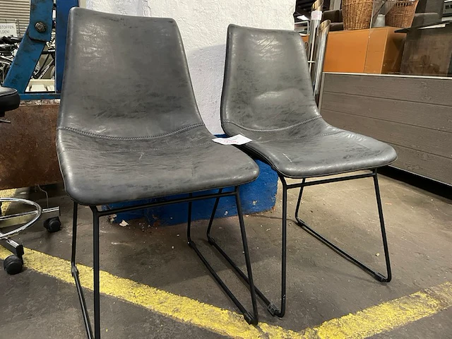 2 stoelen - afbeelding 1 van  2